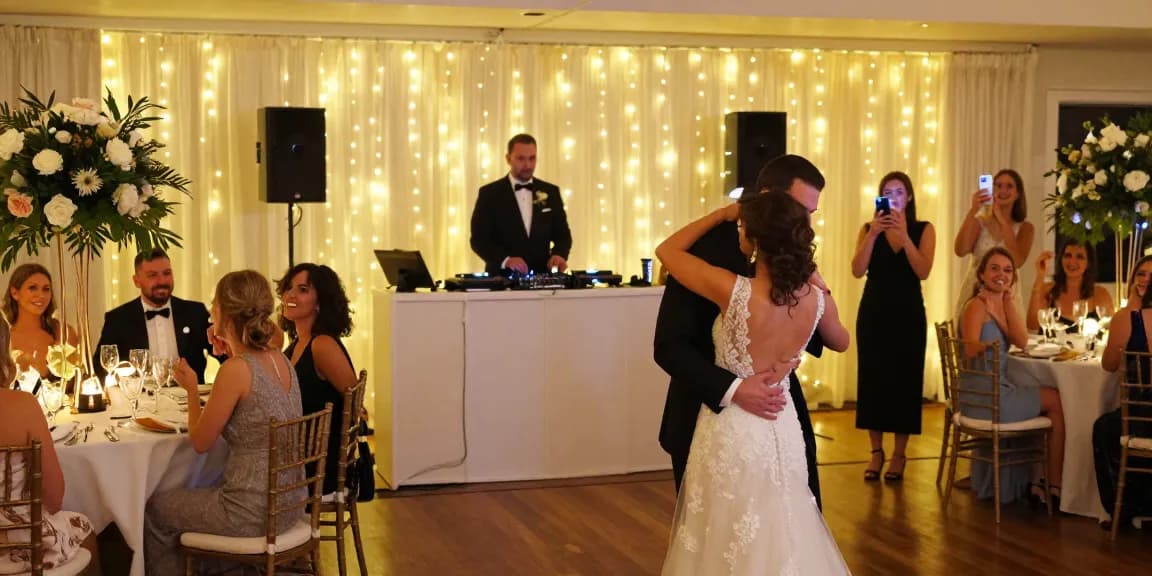 DJ für Hochzeit Berlin, fröhliche Gäste tanzen während romantischer Feier mit DJ im Hintergrund.